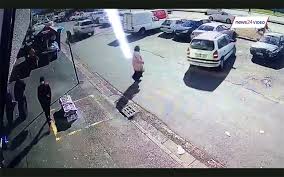 Popular sports presenter, robert marawa has lost his bmw after failing to take back his car in time from bmw midrand. Watch Hijacker In Cape Town Drives Off With 3 Children In The Back Of A Car News24 The Wall Fyi