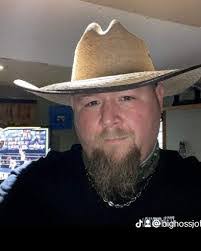 Karen Stringer's Instagram, Twitter & Facebook