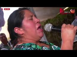 Solista Natalia cantando. En el hogar de Quen Vida fue.hermano pastor David  Bailon