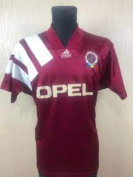 Na pravé nohavici je logo sparty formou precizní vyšívané nášivky. Sparta Praha Home Fussball Trikots 1992 1994 Sponsored By Opel