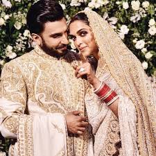 Kon Ha Who Baron Buss Kar Abb U Will Marry Me I Love U Or Mera Pass Bhi Ha Paisa Samj Couple Wedding Dress Indian Wedding Couple Photography Deepika Ranveer