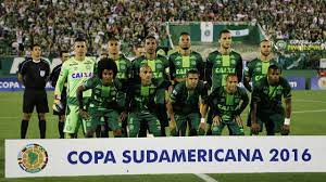 Zum fußballspiel nach medellín 76 tote bei flugzeugabsturz in kolumbien. 71 Tote Bei Flugzeugabsturz Was Wird Aus Dem Fussballclub Chapecoense Fussball Bild De