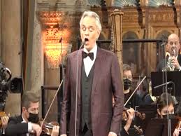 Andrea bocelli ha deciso di fare un grande regalo ai milanesi e agli italiani in occasione di pasqua. Natale Andrea Bocelli Canta Astro Del Ciel Nella Basilica Di Assisi Corriere Tv