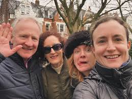 Weekend in London with my parents and sister, who is usually very  glamorous, but decided to pose as Worzel Gummidge for this photo 😂