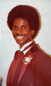 Yesterday after a speedy AGM seventy members and former-members of  Hathersage Choir celebrated 30 years since the formation of the choir. The  founder members are gathered around the cake 🎂.