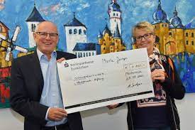 Geldgeschenke sind mit diesen anleitungen ganz einfach gebastelt. Scheidende Gemeindereferentin Maria Jentgen Uberliess Geldgeschenke Anlasslich Ihrer Verabschiedung Der Gemeinnutzigen Mechernich Stiftung Eifelschau De