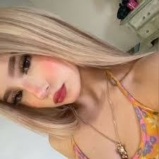 Elisa Roldan's Instagram, Twitter & Facebook