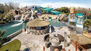 Ruangan hotel dikelilingi oleh taman air yang dengan tampilan yang begitu cantik. Mengintip Rumah Mewah Bak Istana Dengan Waterpark Pribadi Jual Apartemen Com