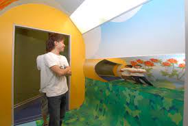 香港科學館 （英語： hong kong science museum ）是 香港 一所以 科學 為主題的 博物館 ，位於 九龍 尖沙咀東 ，毗鄰 香港歷史博物館 ，其前身為 漆咸道軍營 ，現由 康樂及文化事務署 管理。. é¦™æ¸¯ç§'å­¸é¤¨ é¡å­ä¸–ç•Œ