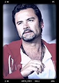 Niño solitario, se supo rodear de afectos incondicionales y ganar el  corazón de muchos. Niño inseguro y caprichoso, jugó a seductor, dejando a  muchas mujeres enamoradas-deslumbradas y a varias de ellas  abandonadas-heridas