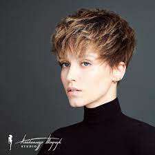 Here is an option for you too kaley cuoco's hairstyle: 21 Photos Of Pixie Cut With Bangs Prove This Is Trendy In 2021