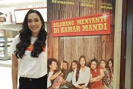 Elvira Devinamira Tolak Adegan Vulgar Tanpa Busana Republika Online