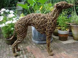 Willow Haustierskulptur Von Sculptor Emma Walker Mit Dem Titel Lurcher Dog Niedlichetiere Club Animal Sculptures Greyhound Sculpture Dog Sculpture