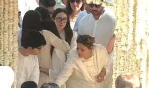 Karisma Kapoor gets emotional as she attends final rites of ex-husband  Sunjay Kapur with her kids Samaira, Kiaan, Kareena, Saif join family