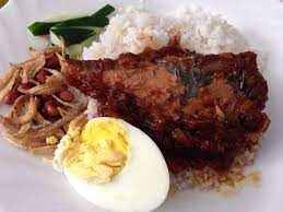 Sambal nasi lemak terengganu menggunakan ikan aya atau tongkol berbeza dengan nasi lemak biasa yang menggunakan ikan bilis untuk sambalnya. Fish Cooking In Spore