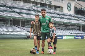 The compact squad overview with all players and data in the season 20/21. So Falta Assinar Coritiba Posta Foto De Rafinha No Couto Pereira Em Meio As Negociacoes Coritiba Ge