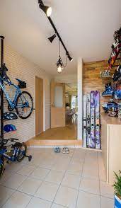 ご家族の趣味であるスキー ボード 自転車をお店のようにオシャレにディスプレイしたい とのご要望を叶えた玄関ホールスペース 家 注文住宅 クラシスホーム