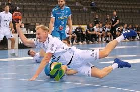 Kiels spieler feiern mit der meisterschale. Thw Kiel Siegt Beim Tvb Stuttgart Der Geschwachte Meister Muss Alles Geben Sportmeldungen Stuttgarter Zeitung