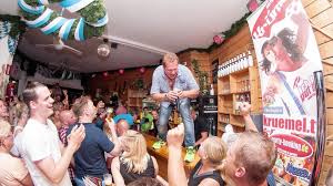 Die schnürung am rücken, die mittellange schleppe und der mit pailletten bestickte brautgürtel passen ausserordentlich zu diesem schnitt. Jens Buchner Gibt Es Nach Seinem Tod Eine Sondersendung Goodbye Deutschland Stern De