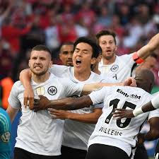 Minute in führung gehen können, doch lewandowski traf mit. Eintracht Frankfurt Schlagt Bayern Munchen Und Gewinnt Dfb Pokal In Berlin Fussball