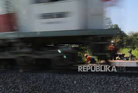 Pt kereta api indonesia (persero) (disingkat kai atau pt kai) adalah badan usaha milik negara indonesia yang menyelenggarakan jasa angkutan kereta api.layanan pt kai meliputi angkutan penumpang dan barang. Mayat Pria Ditemukan Di Perlintasan Kereta Api Ciputat Republika Online
