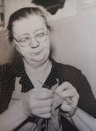 Angående det tidigare inlägget om den sk.Rudsjö vanten. Här sitter hon min  mormor Anna Wallin som sägs har gjort mönstret till vanten, om det är en  vante hon stickar på fotot det