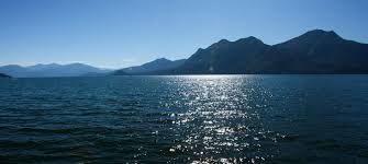 Stresa (5.000 abitanti, 200 s.l.m) è una celebre cittadina che si affaccia sulle rive del lago maggiore, sul golfo borromeo coronato dalle isole omonime, principale attrazione della regione. Stresa Lago Maggiore Cosa Vedere Dove Mangiare E Cosa Fare La Sera