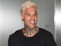 May 13, 2022 · dai capelli corti al ciuffo wild, i tagli uomo di tendenza per la primavera estate 2022. Il Colore Capelli Uomo 2019 E Il Biondo Platino Gq Italia
