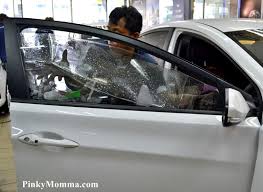 Saya pakai tinted kereta yang sedikit gelap tetapi murah dengan harga rm190 untuk 5 cermin. Pinky Momma