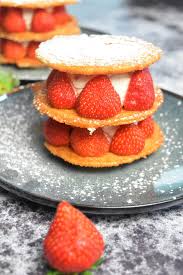 Mille Feuille Aux Fraises Recette De Cyril Lignac Recette En 2020 Recette Avec Des Fraises Recette Recette Facile