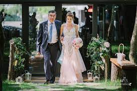 Confortul modern face aici casă bună cu liniștea deplină a pădurii, iar mirosul proaspăt al vegetației este decorul sublim al unei nunți în aer liber. Real Weddings At Padurile Regale In Corbeanca Romania