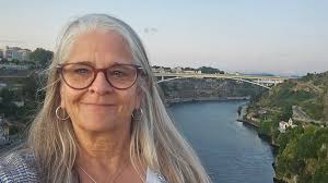 Bom dia 🌸 I'd like to share my Happy Watercolor of Pine Cliffs, ocean view  at Falesia, Algarve 🌞 Love the many blue magpies there and the  bougainvilleas 🌸