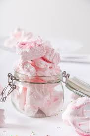 Trascorso il tempo necessario per far assestare la meringa tiratela via dalla teglia 19 e capovolgetela sul piano d'appoggio, aiutandovi con una mano per non farla spaccare al centro 20. Ricetta Marshmallow Fatte In Casa Goodcook