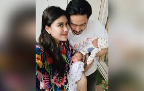 96 ide aqiqah pakaian pesta model baju wanita model pakaian wanita : Syahnaz Sadiqah Dan Jeje Govinda Gelar Akikah Baju Kegedean Si Bayi Kembar Sukses Bikin Gemas