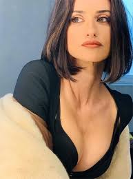 Signed by an agent at age 15, she made her acting debut at 16 on television and her feature film debut the following year in. Penelope Cruz Debuts New Short Haircut Fans React Hello