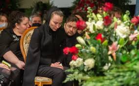 Правда, что екатерина белоцерковская после смерти супруга находится в тяжелом психологическом состоянии? Pohorony Borisa Grachevskogo Zhena Ekaterina Belocerkovskaya Ele Stoyala Na Nogah Ee Veli Pod Ruki