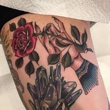 Photo tattoo ultra feminin roses papillons bleus et rouges et dentelle guipure dos. Tatouages De Roses Sur Les Manches De Bras Les Epaules Et D Autres Parties Du Corps Club Tatouage