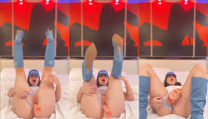 Nicks Vieira nua fodendo sua bucetinha com consolo - Pornorama