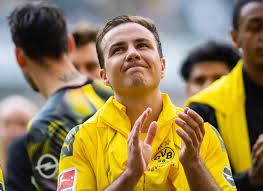 „langsam habe ich die spalter also götze lacht über favre, watzke gibt kramer die hand nicht. Ga Tze Veralbert Trainer Favre Wa Hrend Supercup Gegen Den Fc Bayern