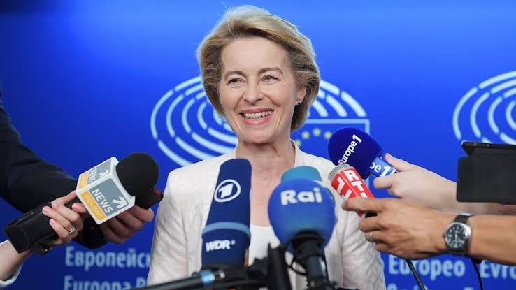 Von der Leyen kündigt Rücktritt als Ministerin an - Politik - SZ.de