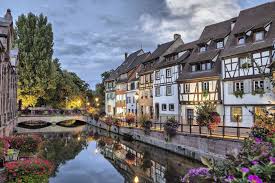 Die 10 Schonsten Dorfer Und Kleinstadte Europas Skyscanner Deutschland Reisen Frankreich Kleinstadt