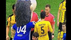 Atsuto uchida of schalke 04 celebrates with mascot erwin. Schalke Erwin Zeigt Dem Schiedsrichter Die Rote Karte Stern De