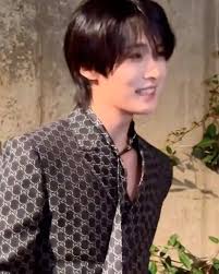 lee know eating ramen while dj snake came in haha he's so cutee 🫶