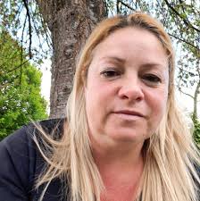 A Helena não escolheu o caminho difícil. Mas encontrou força para o  atravessar e alguém que não a deixou sozinha. No Banco de Memórias, cada  história é um lembrete de que a