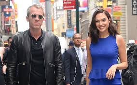 If you enjoyed, please subscribe us! Gal Gadot S Husband Yaron Varsano Wears The Best T Shirt Praise His Superhero Wife Naibuzz