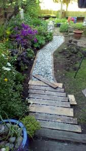 50 Atemberaubende Diy Gartenweg Und Gehwege Design Ideen Atemberaubende Designideen Diy Atemberaubende Designid In 2020 Garten Paletten Garten Hinterhofideen