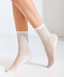 Schluss Mit Nackten Knocheln Bei 0 Grad Diese 11 Fabelhaften Socken Bereichern Jeden Look Refinery29 Http Www Refinery29 Socken Gemusterte Socken Modestil