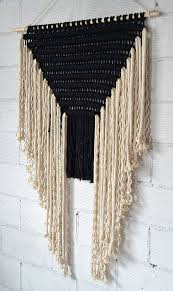 Black And White Macrame Wall Hanging Mensula De Macrame Contemporaneo Cesaria Diseno Por Ranrandesign Macrame Design Macrame Wall Hanging Diy Macrame Patterns
