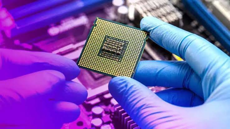 Trump unveils trade actions to compete with China on solar and chips | Dunya News