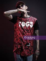 Wajahnya semakin cantik dengan riasan wajah yang natural dengan sapuan blush on dan lipstiknya berwarna lembut. Kolaborasi Dengan Young Lex Ini Yang Dirasakan Marthino Lio News Entertainment Fimela Com